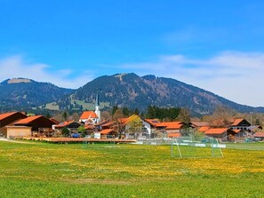 Sport court - Holiday Apartment "Zwiesel" with Mountain View, Balcony & Wi-Fi (Wackersberg)
