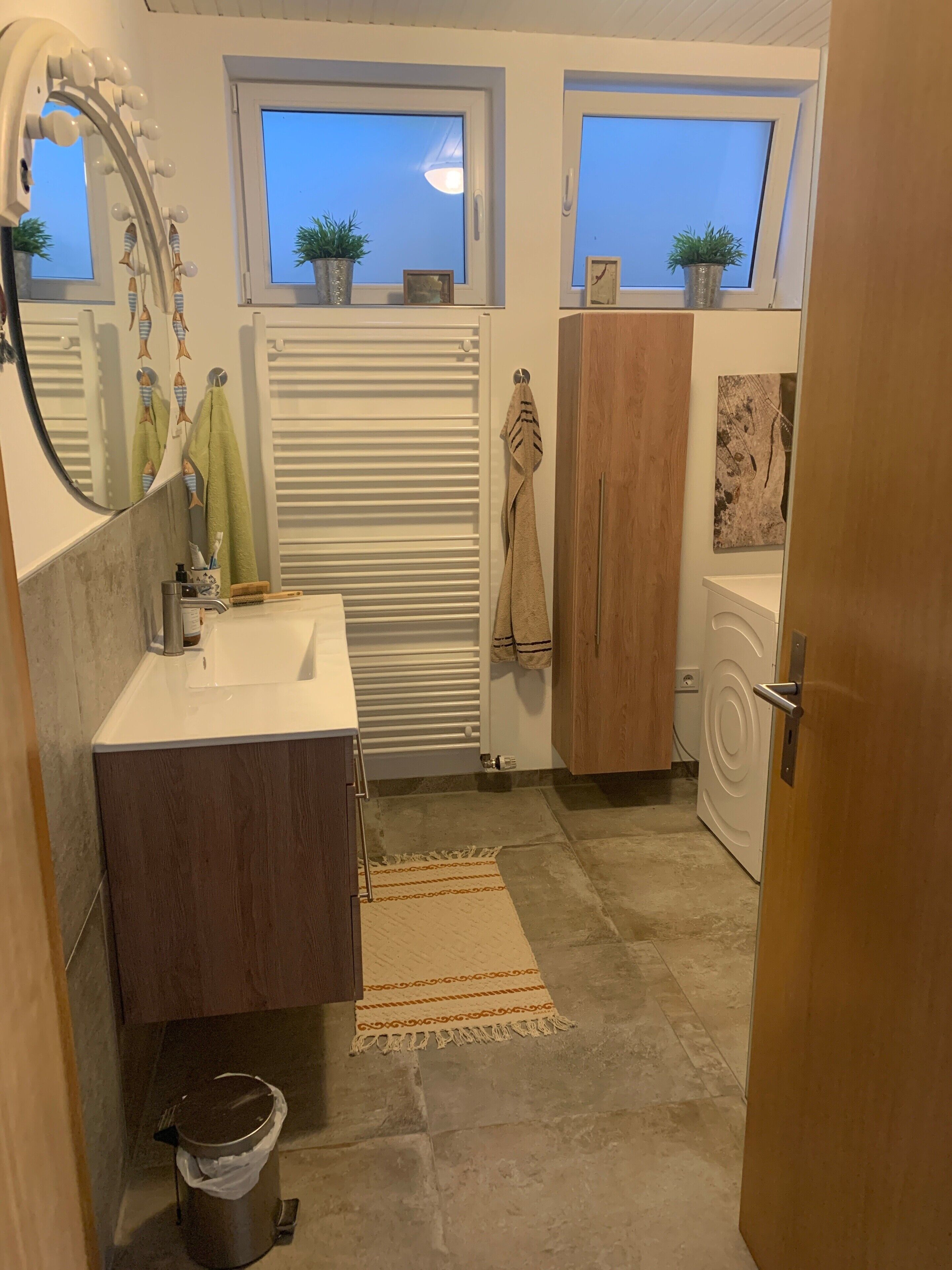 Dusche, kostenlose Toilettenartikel, Haartrockner, Handtücher