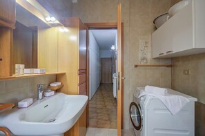 Combined shower/tub, hair dryer, bidet, towels