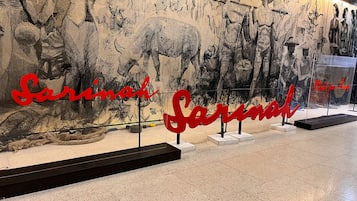 Una pared con un mural grande y elaborado en blanco y negro.