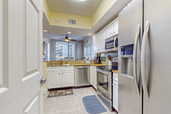 Køleskab, mikrobølgeovn, ovn, kogeplade