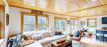 Dog-friendly Sunday River retreat with hot tub, large yard, grill, washer/dryer