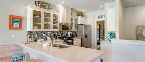 ثلاجة، ميكروويف، فرن، موقد طهي مسطح