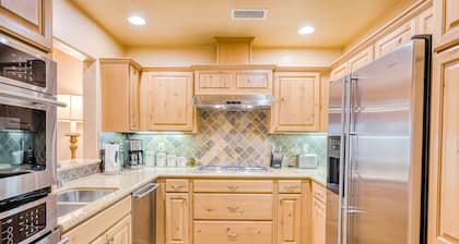 Lovely home minutes to Santa Fe Plaza, museum, world-class skiing, art galleries