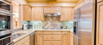 Lovely home minutes to Santa Fe Plaza, museum, world-class skiing, art galleries