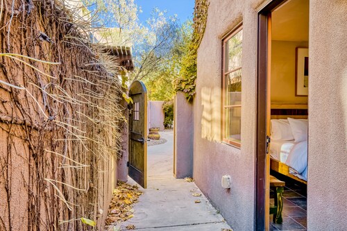 Lovely home minutes to Santa Fe Plaza, museum, world-class skiing, art galleries