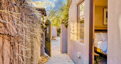 Lovely home minutes to Santa Fe Plaza, museum, world-class skiing, art galleries