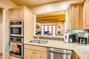 Fridge, microwave, oven, stovetop - Lovely home minutes to Santa Fe Plaza, museum, world-class skiing, art galleries (Santa Fe)