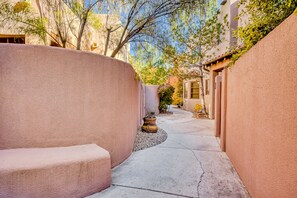 Property grounds - Lovely home minutes to Santa Fe Plaza, museum, world-class skiing, art galleries (Santa Fe)