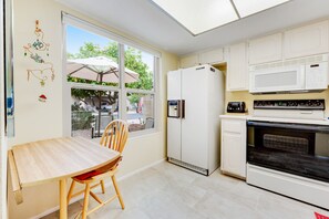 Réfrigérateur, four à micro-ondes, un four, surface de cuisson