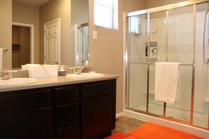 Een douche, een haardroger, handdoeken, zeep