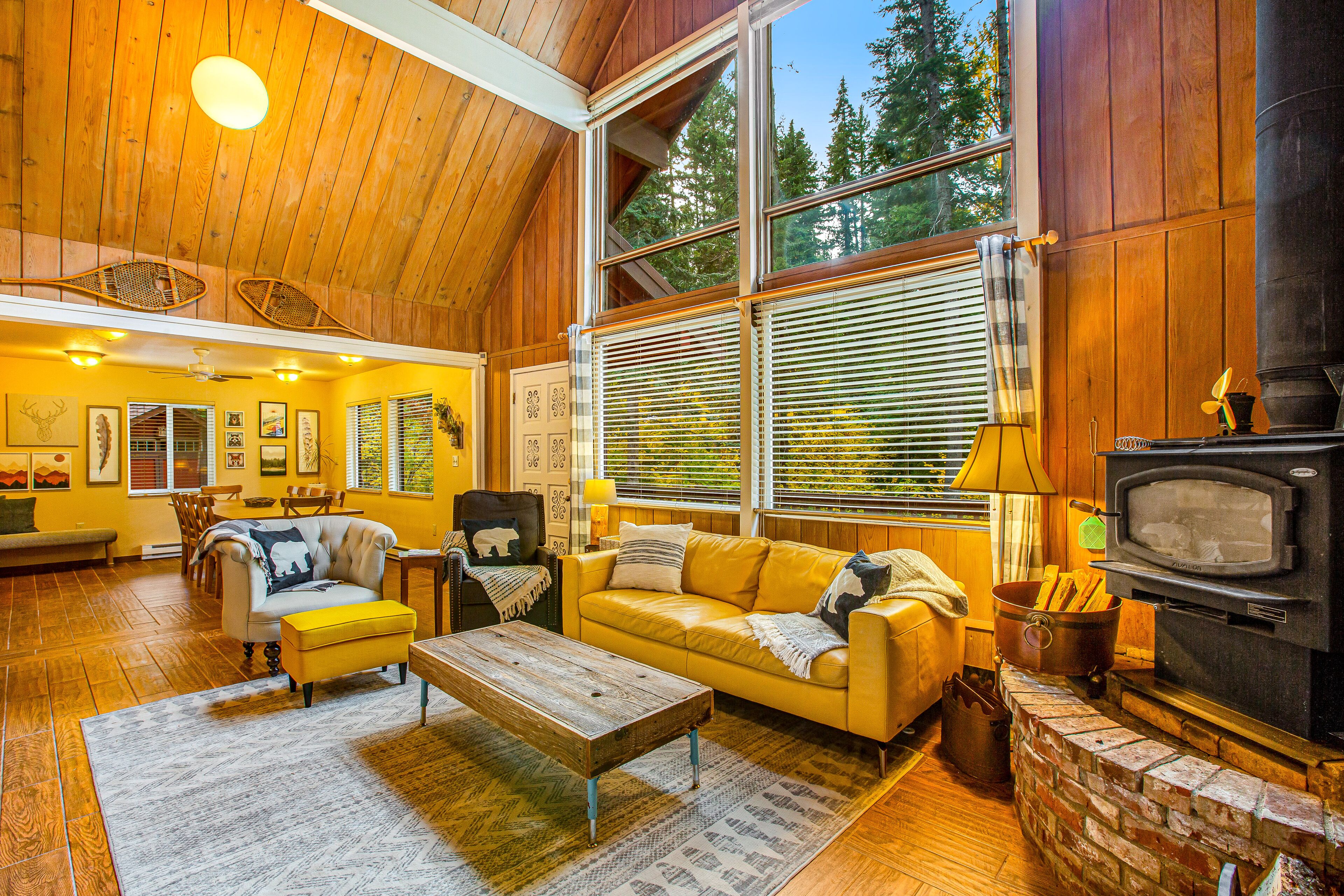 Una televisión, una chimenea, servicios de streaming