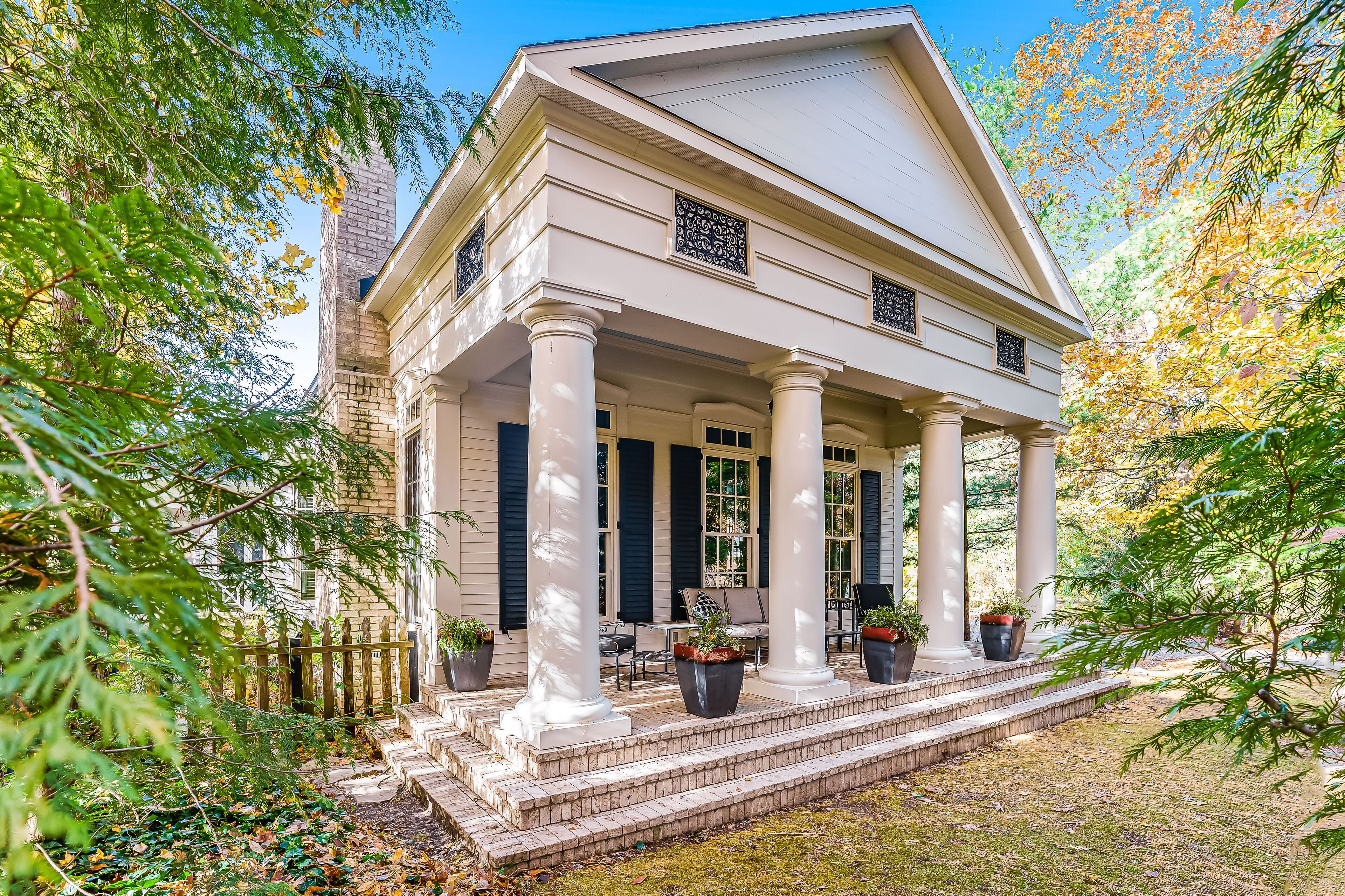 Luxurious home with woodstove, fireplace, & screened porch - walk everywhere