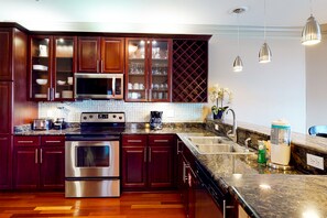 冰箱、微波炉、烤箱、炉灶