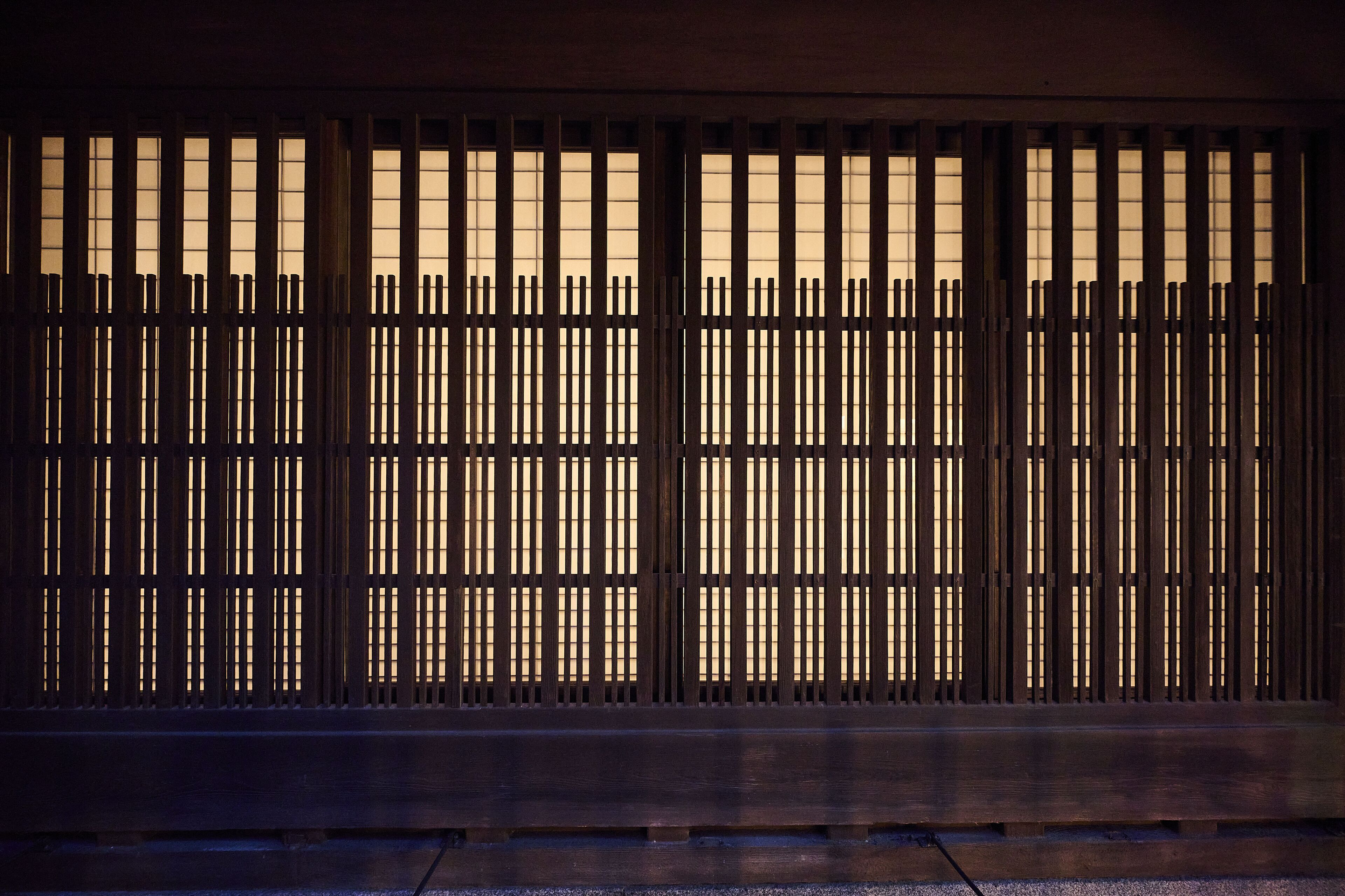 Um quarto japonês tradicional com tatames e painéis translúcidos shoji.