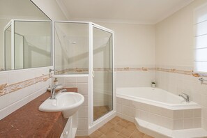 Bathtub, hair dryer, bidet, towels - Ocean Pines: beachside family favourite in quiet leafy street (Quindalup)