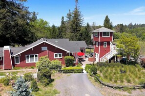 Exterior - Vineyard View: Spa | Fire-pit | Dog Friendly (Sebastopol)
