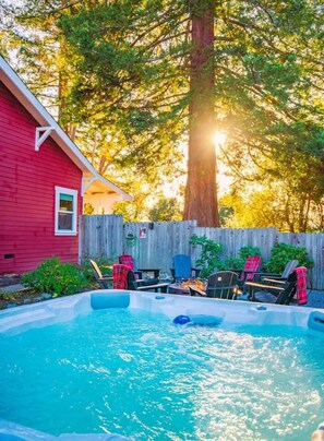 Outdoor spa tub - Vineyard View: Spa | Fire-pit | Dog Friendly (Sebastopol)