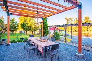 Outdoor dining - Vineyard View: Spa | Fire-pit | Dog Friendly (Sebastopol)