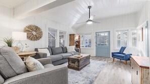 TV - Begonia Beach Cottage- Dog Friendly (Capitola)