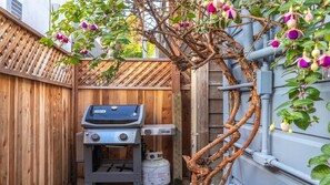 Property grounds - Begonia Beach Cottage- Dog Friendly (Capitola)