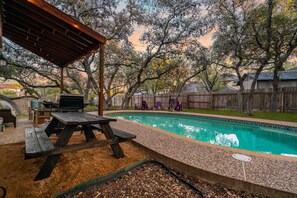 Outdoor pool - 3B Villa, Pool, BBQ, Firepit, Mini Golf, Yard Games, Gym, Family & Pet Friendly (San Antonio)