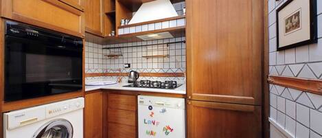 ثلاجة، فرن، موقد طهي مسطح، غسالة أطباق