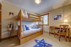 A bunk bed room with a desk, chair, and a star-patterned rug. - Telemark 23 - Ski in Walk out, Private Sauna, Short Walk to the Village (Whistler)
