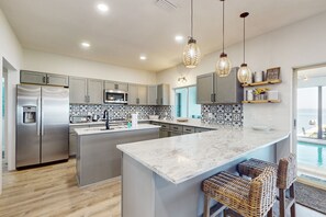 冷蔵庫、電子レンジ、オーブン、コンロ