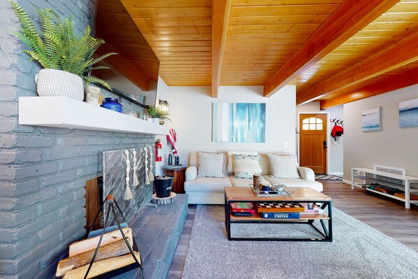 TV, fireplace - Vibrant dog-friendly cabin with mountain views - fireplace, deck & fenced yard (Lake Arrowhead)