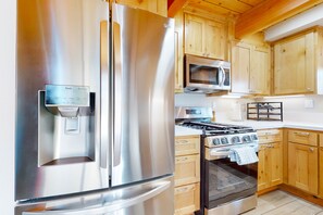 Fridge, microwave, oven, stovetop - Vibrant dog-friendly cabin with mountain views - fireplace, deck & fenced yard (Lake Arrowhead)