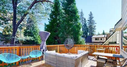 Vibrant dog-friendly cabin with mountain views - fireplace, deck & fenced yard