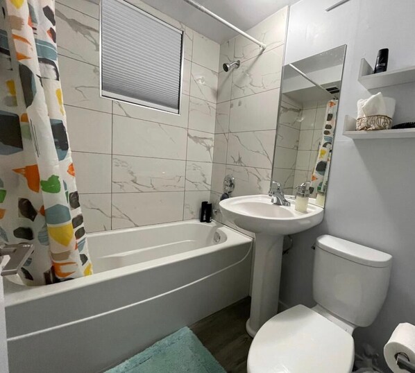 Ensemble baignoire-douche, séchoir à cheveux, serviettes fournies, savon