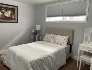 1 slaapkamer, een strijkplank/strijkijzer, gratis wifi, beddengoed