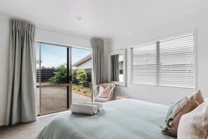 3 bedrooms, iron/ironing board, free WiFi, bed sheets - Easy Living ~ Mount Maunganui - Beyonder Holiday Homes (Mount Maunganui)