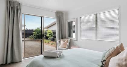 Easy Living ~ Mount Maunganui - Beyonder Holiday Homes
