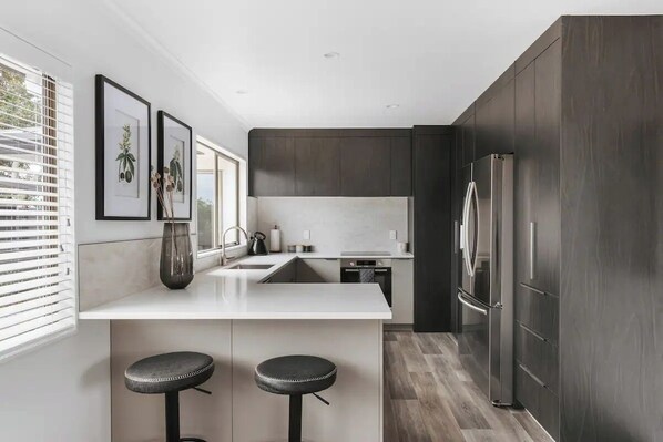 Fridge, microwave, oven, stovetop - Easy Living ~ Mount Maunganui - Beyonder Holiday Homes (Mount Maunganui)