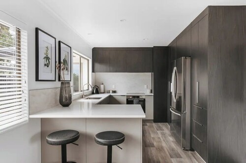 Easy Living - Modern 3-Bedroom Beach Retreat: Sunlit Courtyard, Double Garage & Ample Parking, Ideal Family Getaway
