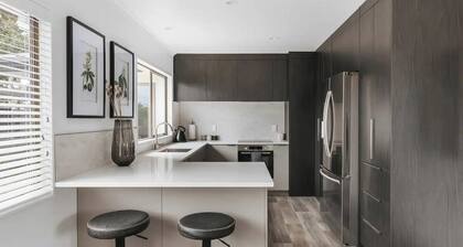 Easy Living - Modern 3-Bedroom Beach Retreat: Sunlit Courtyard, Double Garage & Ample Parking, Ideal Family Getaway