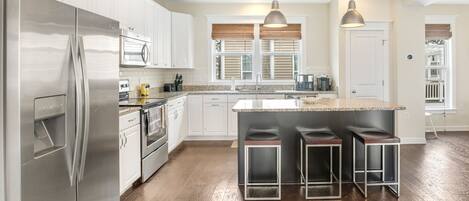 ثلاجة، ميكروويف، فرن، موقد طهي مسطح