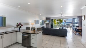 Apartemen Panorama | Dapur pribadi | Mesin espresso, mesin pembuat kopi/teh, lemari es besar, dan microwave
