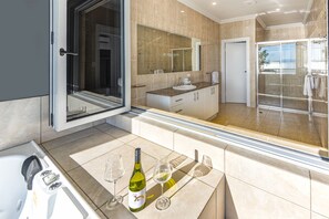 Panoramic Apartment | Bathroom | Separate tub and shower, jetted tub, hair dryer, towels - Blue Water Views 16 (Whitsundays)