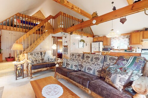 Rustic retreat with 3 pools, tennis, game room - walk to lakeside beach