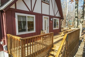 Outdoor dining - Rustic retreat with 3 pools, tennis, game room - walk to lakeside beach (Pocono Lake)