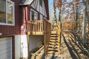 Exterior - Rustic retreat with 3 pools, tennis, game room - walk to lakeside beach (Pocono Lake)