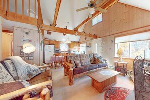 TV, fireplace, DVD player - Rustic retreat with 3 pools, tennis, game room - walk to lakeside beach (Pocono Lake)