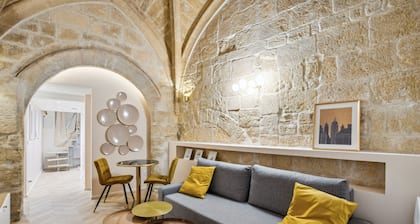 Beautiful and very quiet historical apartment located in the hyper center