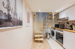 Frigorífico, microondas, horno y placa de cocina
