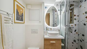 Een douche, een haardroger, handdoeken, zeep