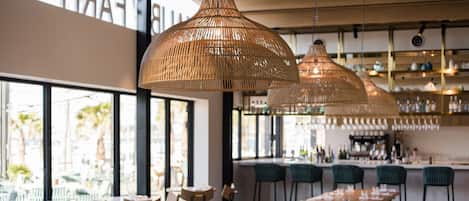 2 restaurants, lunch, dinner served; Italian cuisine